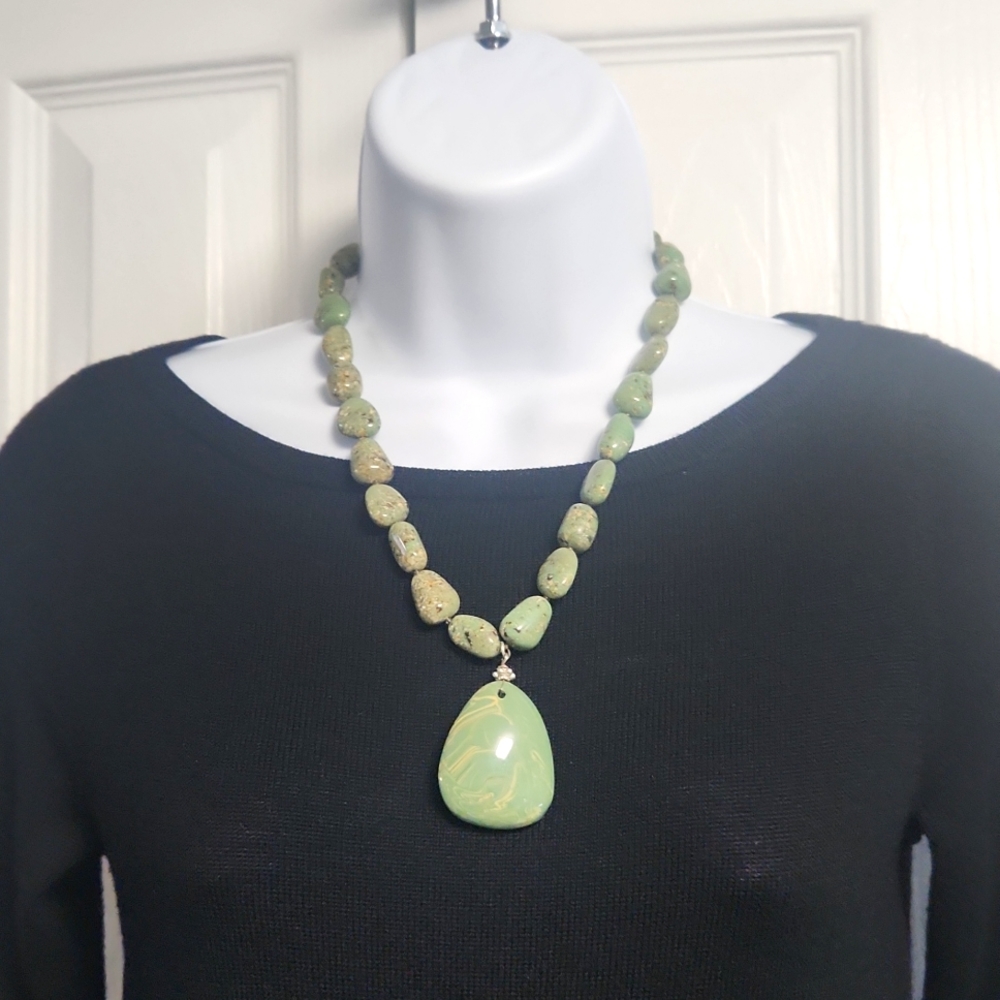 Fashion Necklace Green Glass Pieces Silvertone. 1 - Picture 2 of 6